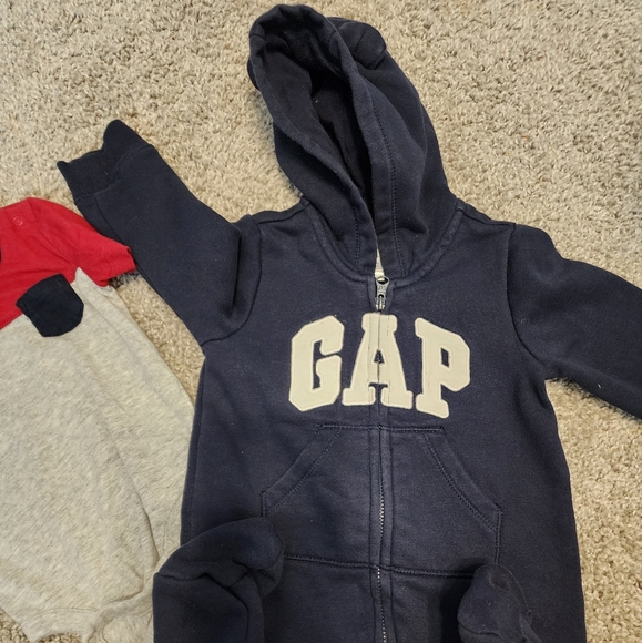GAP Long sleeve & short sleeve onsie 6-12 Month - Picture 2 of 3